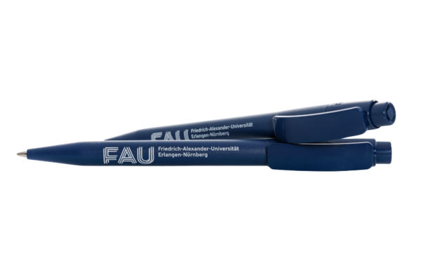 Blauer RPET Kugelschreiber der FAU Erlangen-Nürnberg
